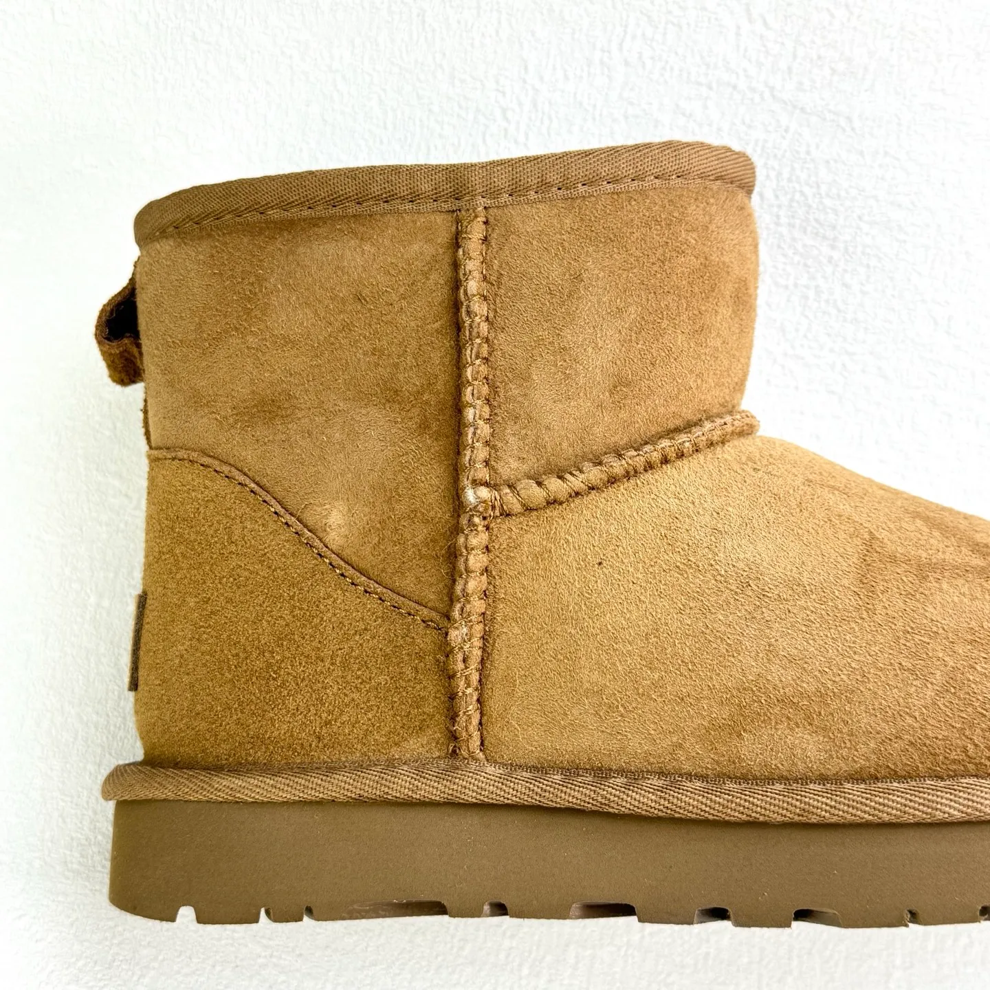 💰360 6222 Classic Mini II Mini classic short boots 2.0 Shoe shaft height: about 14CM Upper: Made of 17mm fur-integrated sheepskin, with a pre-treated water-repellent and anti-fouling coating Insole: 17mm sheepskin insole Sole: Treadlite by UGG™ light wing technology outsole - non-slip, cushioning, wear resistance, and good elasticity Heel: Leather heel label with embossed brand LOGO Size:35 36 37 38 39 40